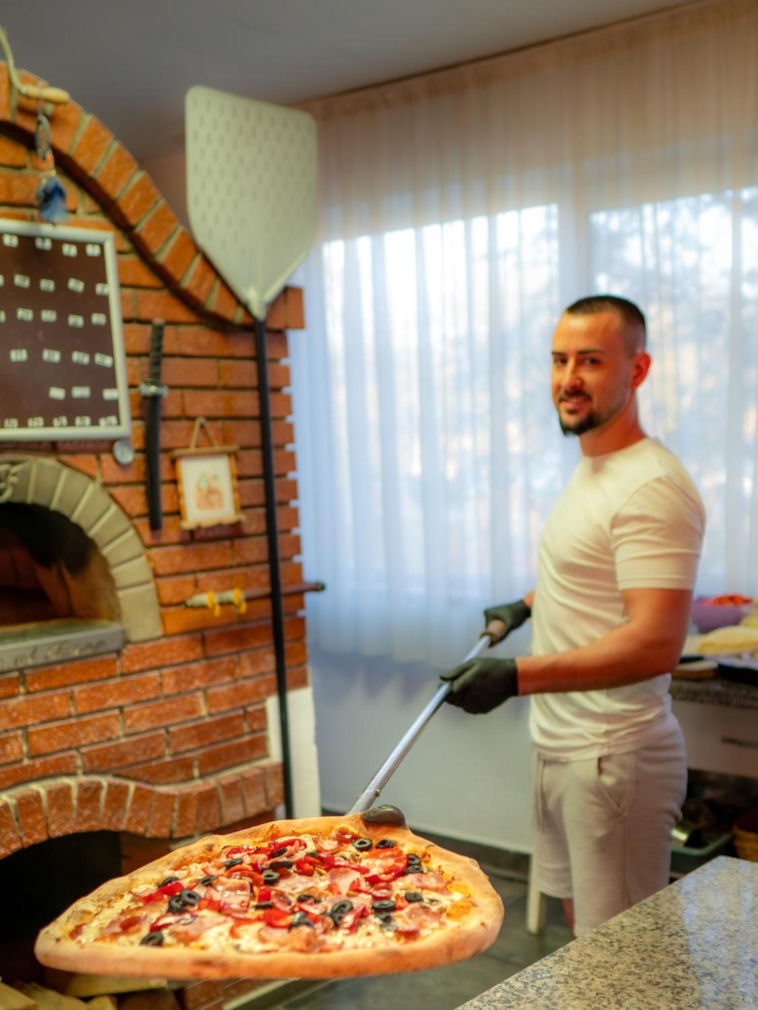 Han Pizza&Pasta Domnesti  Экстерьер фото